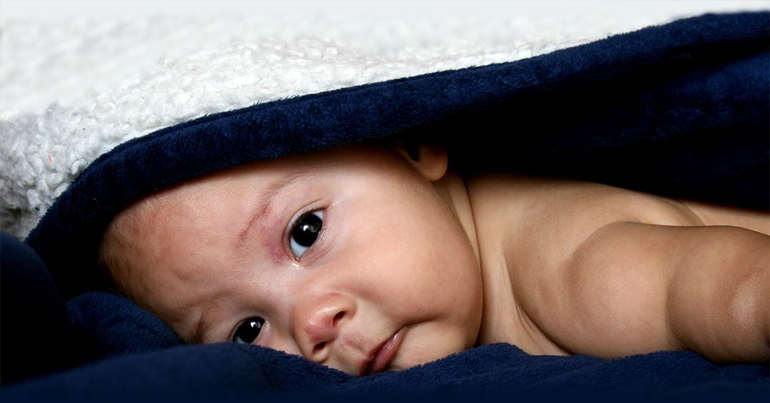 Csecsemő hasfájás ellen: Miért a babamasszázs a leghatékonyabb módszer újszülőtt hasfájás elmulasztására?