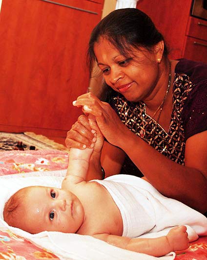 Máté Sangita - indiai babamasszőr és a magyar kismamák babamasszázs oktatója