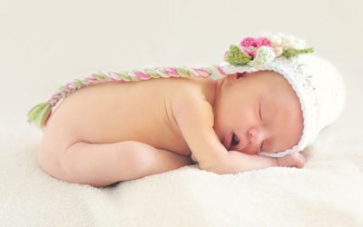 Hogyan segíthetik az újszülöttek szüleik, hogy átaludják az egész éjszakát és kevesebbet sírjanak?